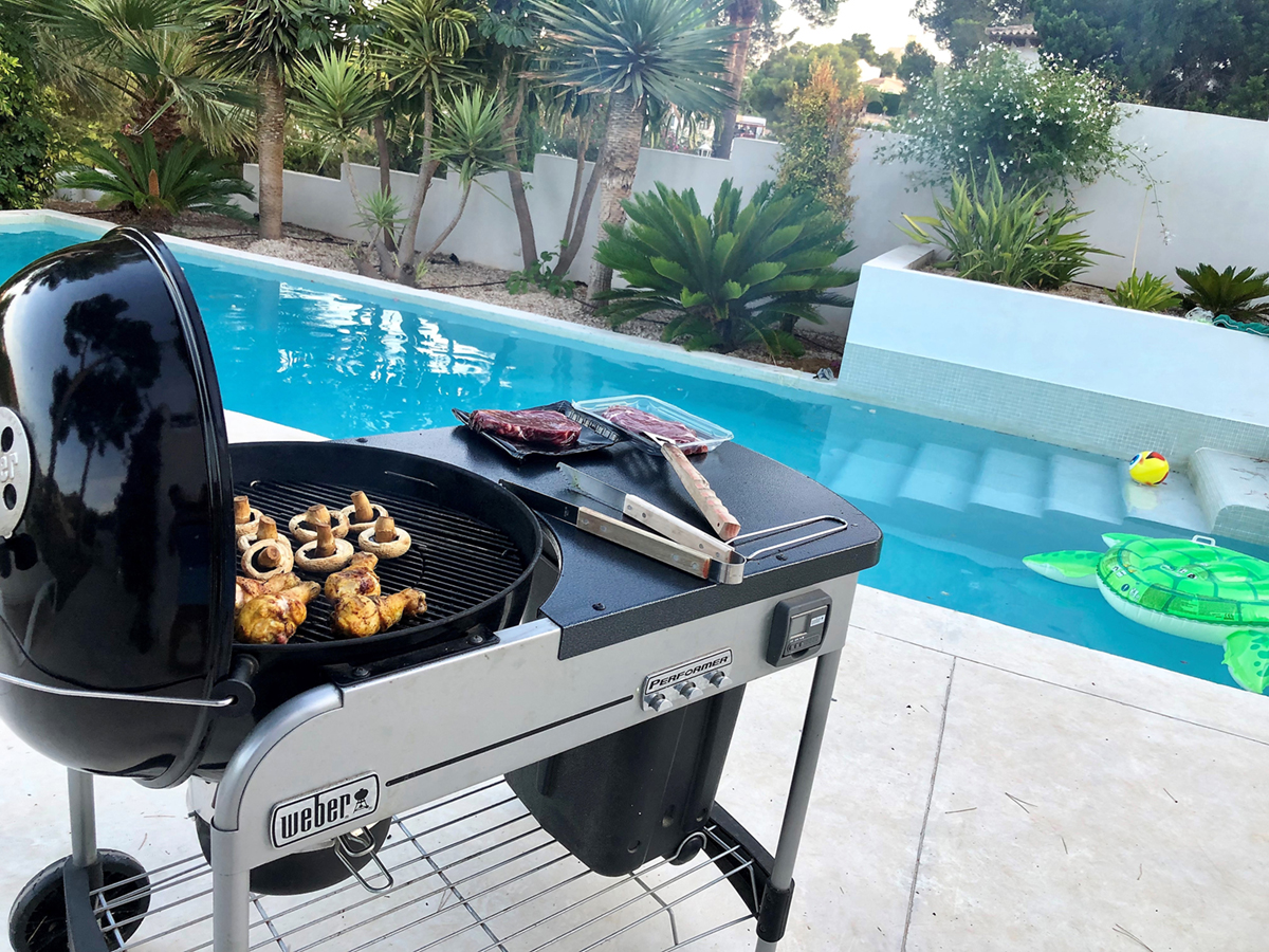 BBQ bij het zwembad van Villa Renate
