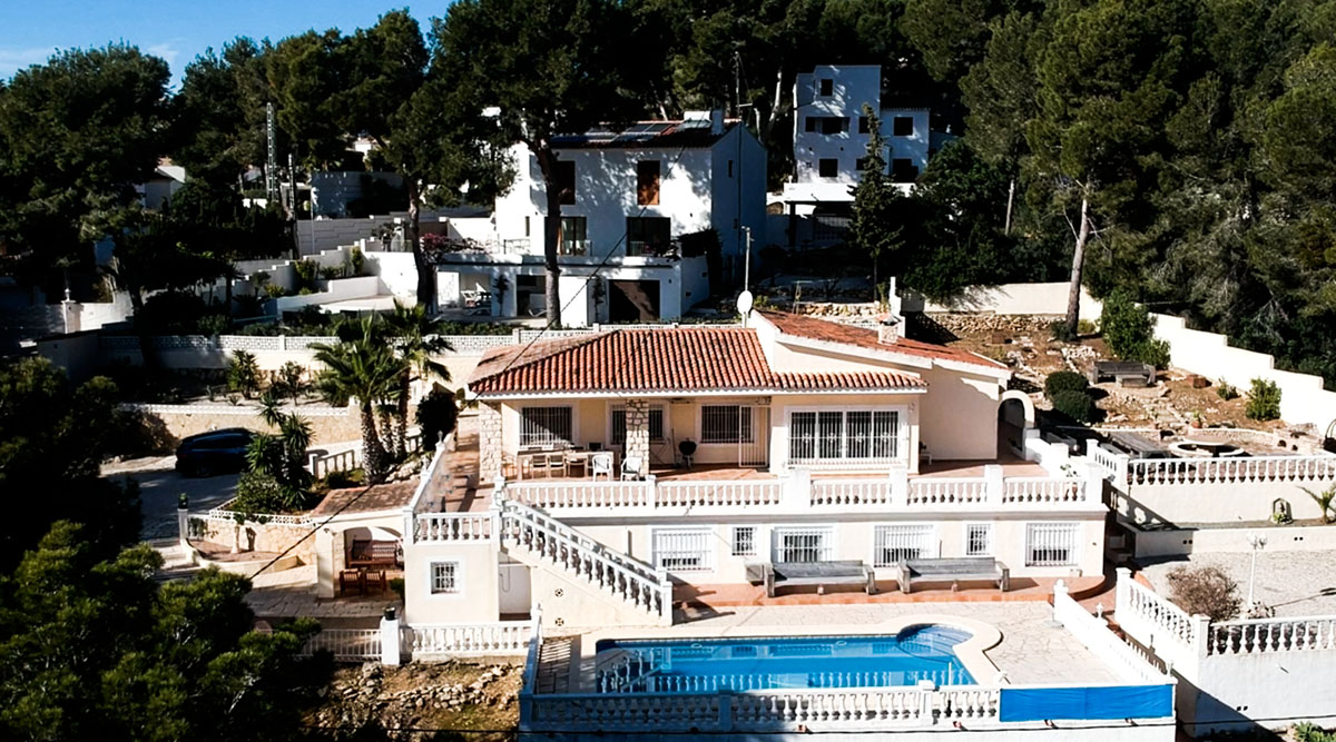 Luchtfoto van villa en zwembad in Moraira