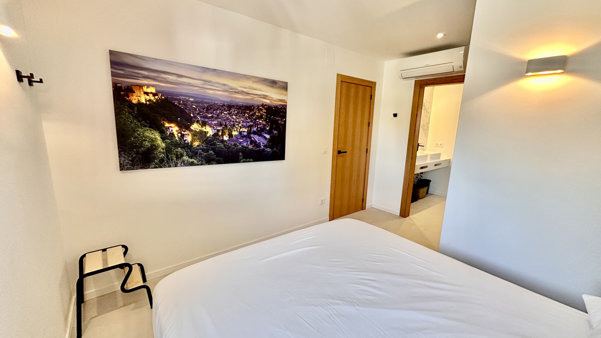 Slaapkamer met groot bed